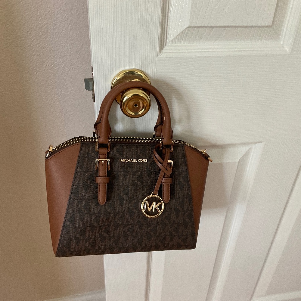 Ladies brand new and never used Michael Kors satchel